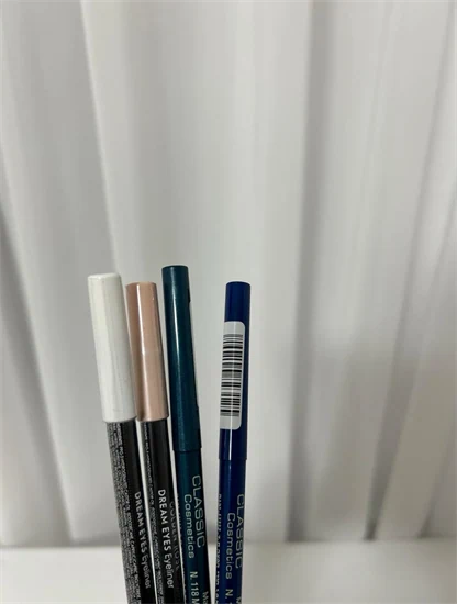 עיפרון לעינים בארבעה צבעים
